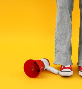 Megáfono tirado en el suelo