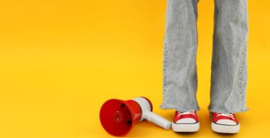 Megáfono tirado en el suelo