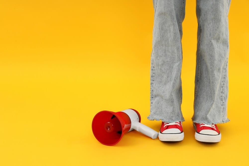 Megáfono tirado en el suelo