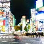 Foto nocturna de distrito comercial en Japón