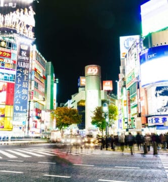 Foto nocturna de distrito comercial en Japón