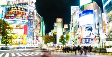 Foto nocturna de distrito comercial en Japón