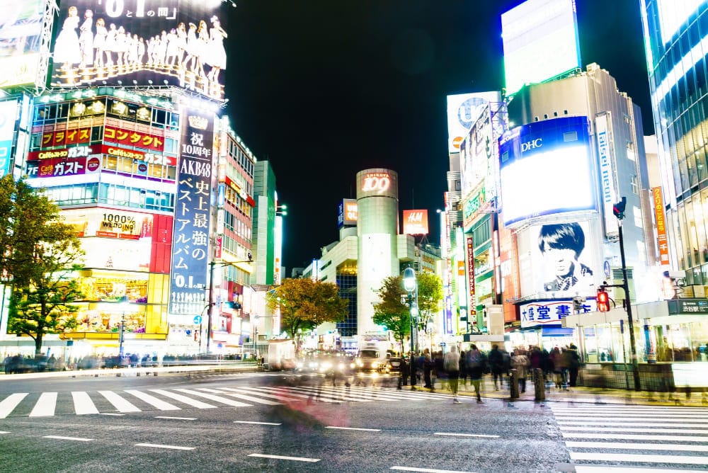 Foto nocturna de distrito comercial en Japón