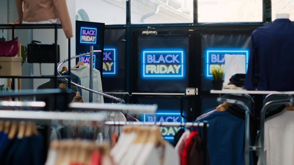 Tienda de ropa con carteles de Black Friday