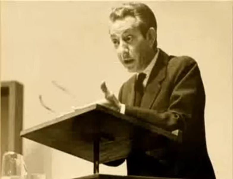 Dionisio Ridruejo da una conferencia en la que intenta sacar adelante  su proyecto democrático