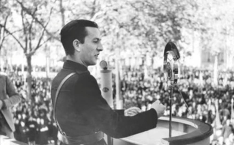 Dionisio Ridruejo  da un enérgico discurso ante un micrófono