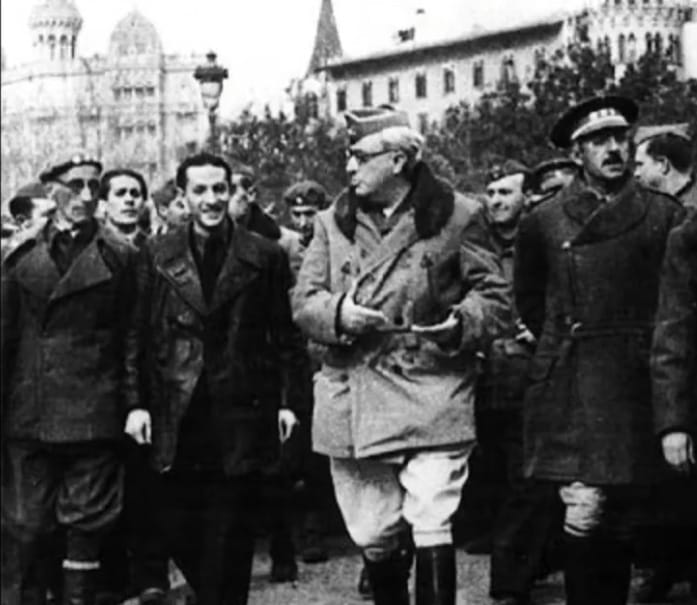  Dionisio Ridruejo vestido de civil avanza en compañía de varios mandos militares