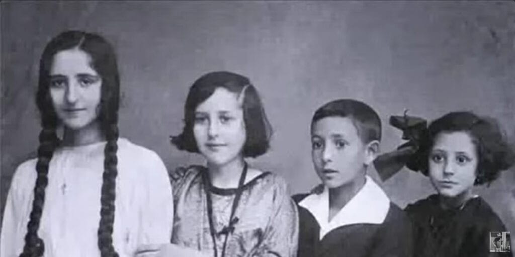 Dionisio Ridruejo de niño junto a sus tres hermanas