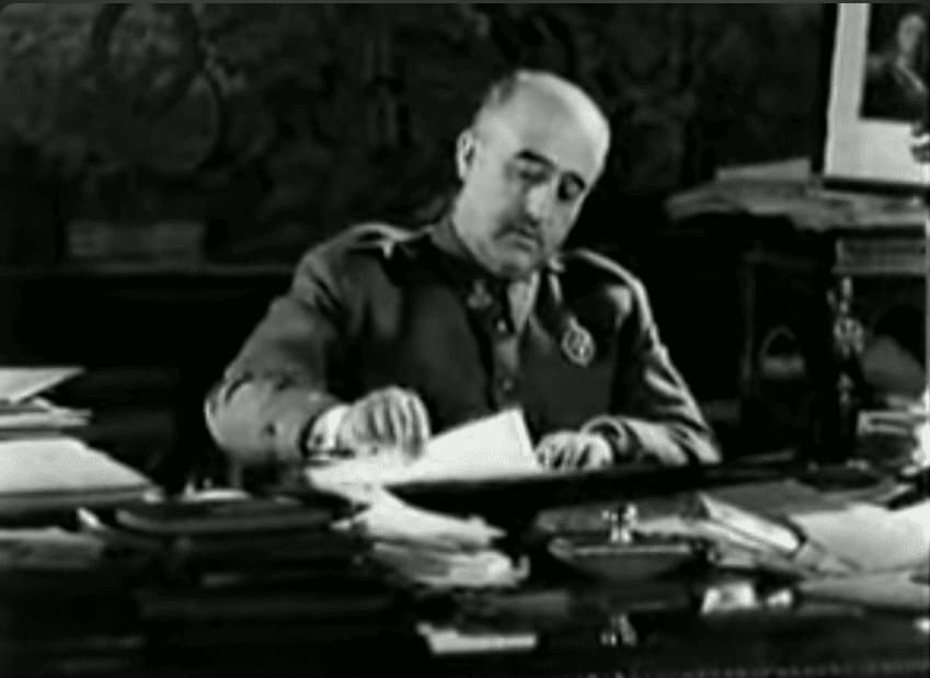El NO-DO  muestra a Franco trabajando en su despacho