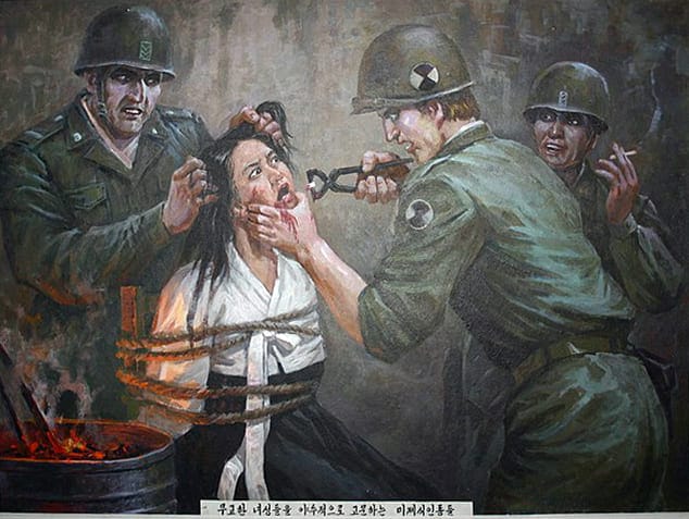 Pintura de estilo realista que muestra a soldados torturando a una mujer norcoreana, ejemplo de propaganda de atrocidades