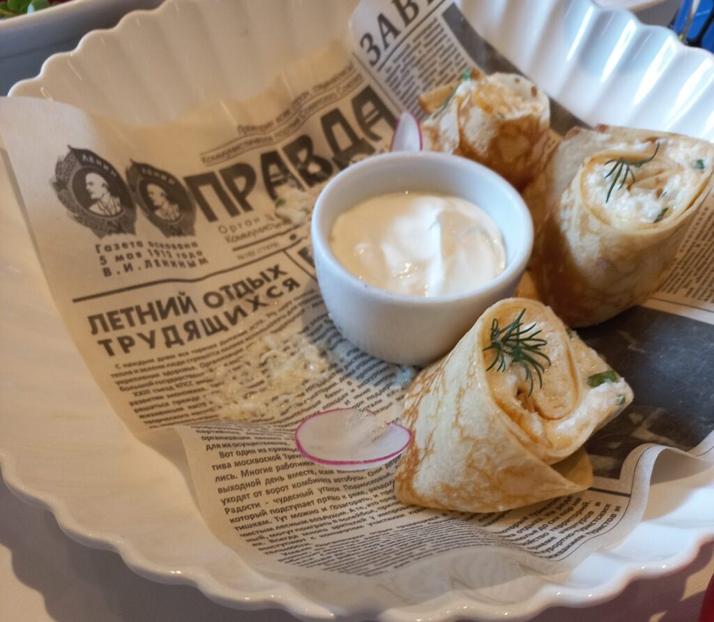 Una hoja del Pravda sirve para emplatar un desayuno
