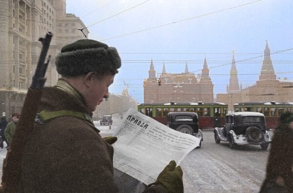 Un soldado de la URSS leyendo el periódico Pravda