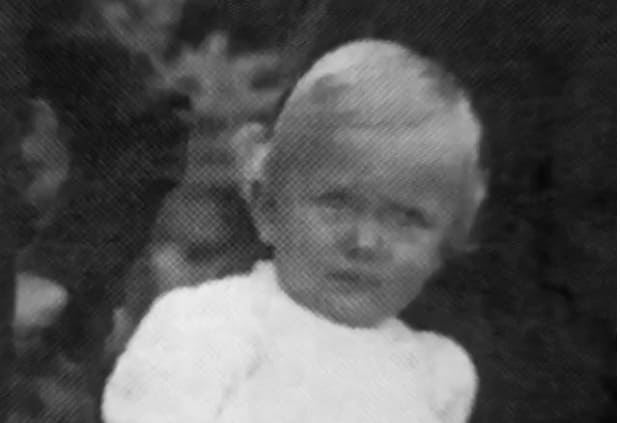 Captura borrosa en blanco y negro que muestra a Karl-Eduard von Schnitzler de niño
