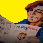 Joven con boina roja y camisa azul sonriendo mientras lee el semanario infantil Flechas y Pelayos.
