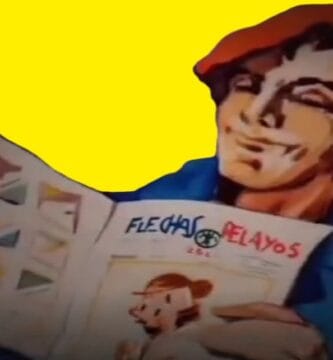 Joven con boina roja y camisa azul sonriendo mientras lee el semanario infantil Flechas y Pelayos.