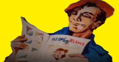 Joven con boina roja y camisa azul sonriendo mientras lee el semanario infantil Flechas y Pelayos.