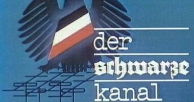 Emblema de Der Schwarze Kanal con el águila federal modificada sobre antenas y tipografía gótica sobre fondo azul satinado.