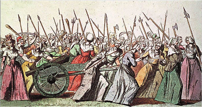 Grabado de mujeres armadas con picas y cañón marchando a Versalles, representando la fuerza popular femenina en la Revolución Francesa.