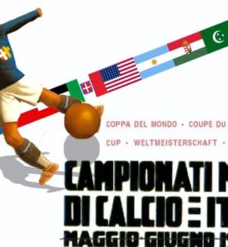 Cartel oficial del mundial de 1934 en Italia con un futbolista chutando un balón de cuero sobre una franja de banderas nacionales.