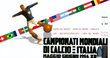 Cartel oficial del mundial de 1934 en Italia con un futbolista chutando un balón de cuero sobre una franja de banderas nacionales.