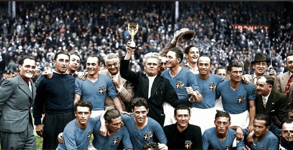 Jugadores y cuerpo técnico de la selección de Italia celebrando la conquista del trofeo de la Copa del Mundo en 1934.