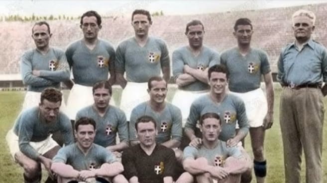 Fotografía de la plantilla de la selección italiana de fútbol posando de uniforme antes de un partido en el mundial de 1934.