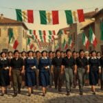 Jóvenes uniformados con camisas negras desfilan por una calle decorada con banderas fascistas italianas cantando Giovinezza