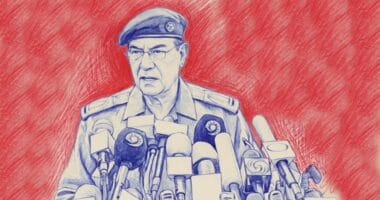 Dibujo en tinta azul y fondo rojo de Mohamed Said al-Sahaf con uniforme militar y boina frente a varios micrófonos de prensa.