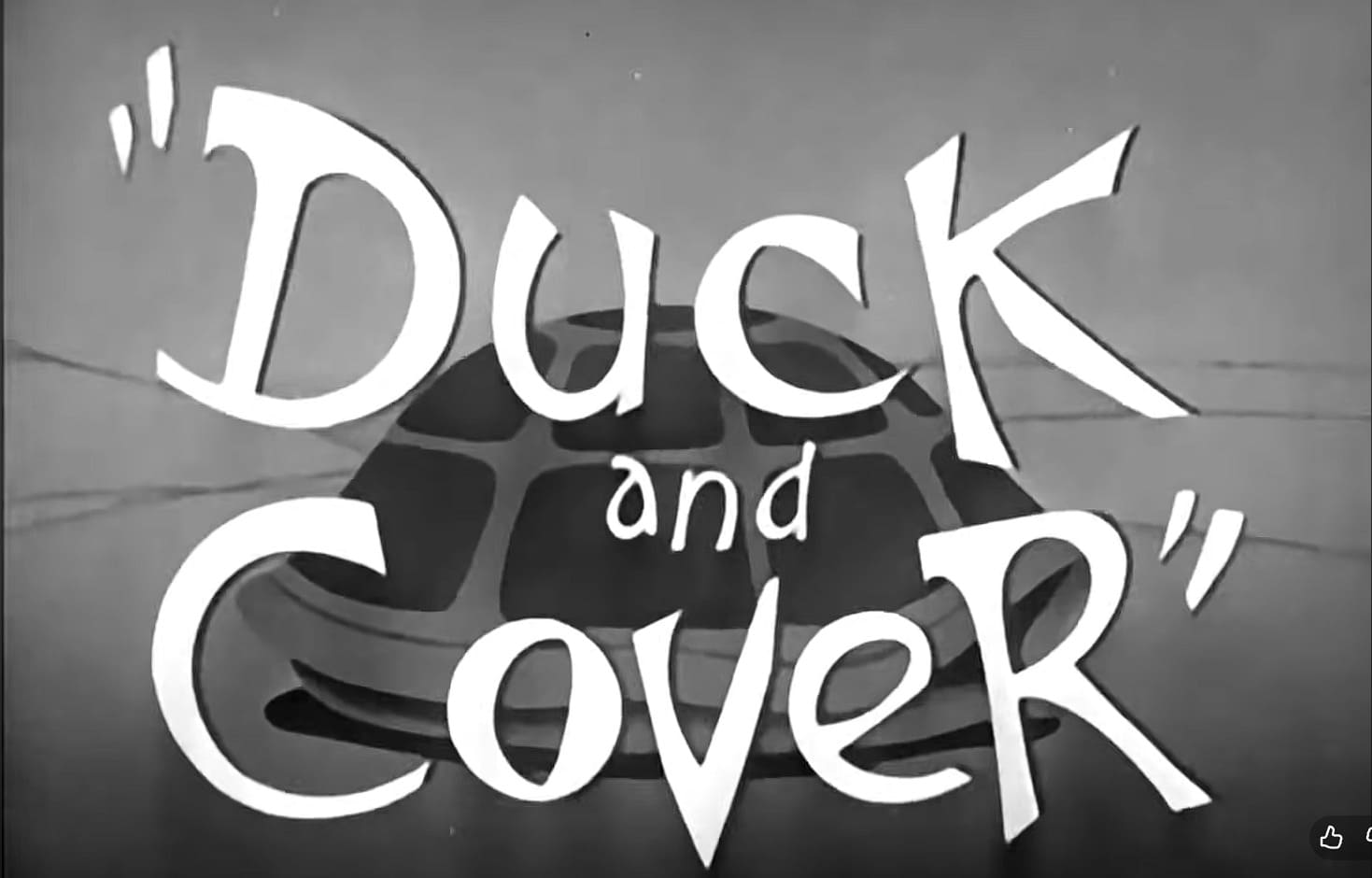 Tipografía estilizada sobre el caparazón de una tortuga animada que lee el título del cortometraje de defensa civil Duck and Cover.