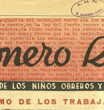 Portada de Pionero Rojo, semanario de los niños obreros y campesinos con el lema sobre el heroísmo de los trabajadores.