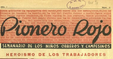 Portada de Pionero Rojo, semanario de los niños obreros y campesinos con el lema sobre el heroísmo de los trabajadores.