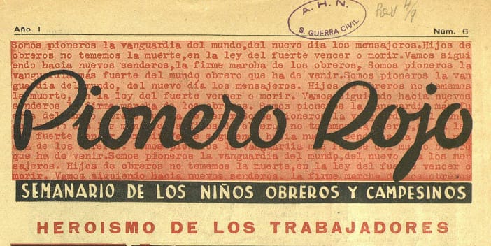 Portada de Pionero Rojo, semanario de los niños obreros y campesinos con el lema sobre el heroísmo de los trabajadores.