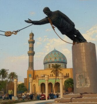 Pintura al óleo que recrea el derribo de la estatua de Sadam Husein mediante grúas en la plaza Firdos de Bagdad con mezquita detrás.