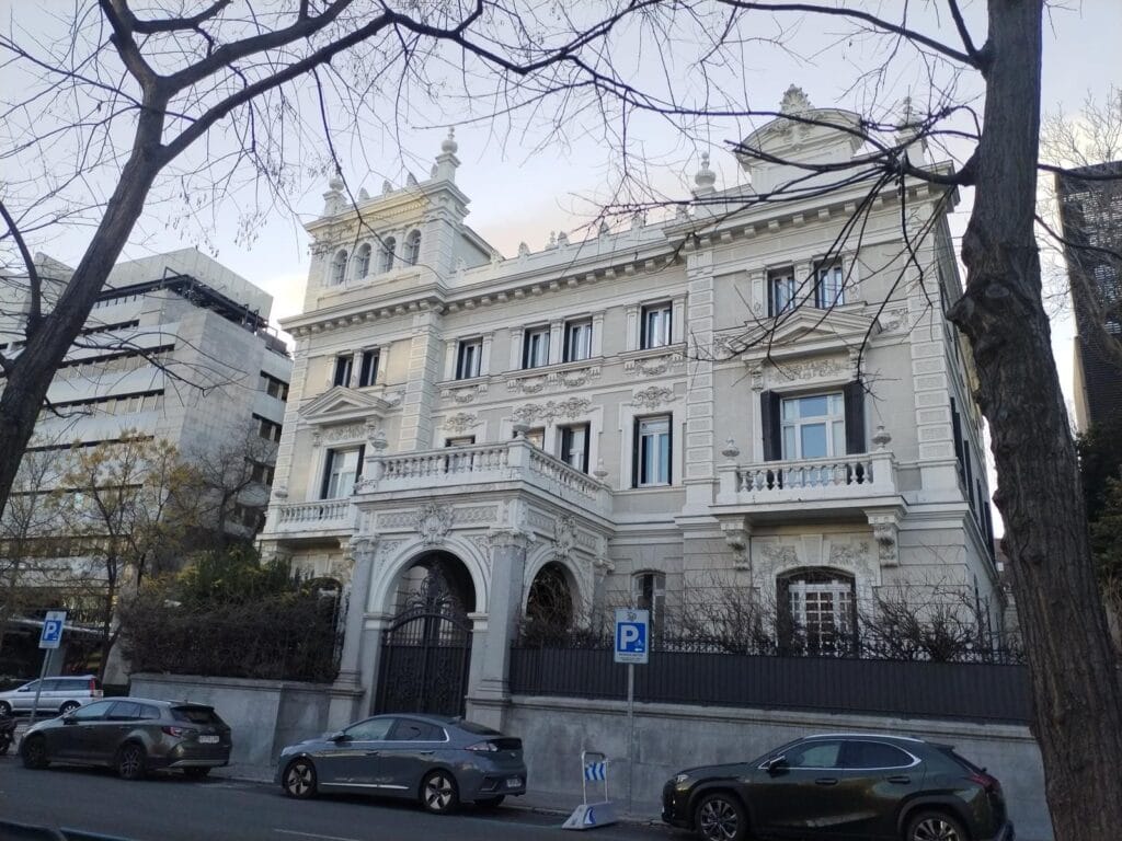 Fachada de palacete neoclasico de varias plantas en Madrid donde radicaba la agregaduria de prensa nazi.