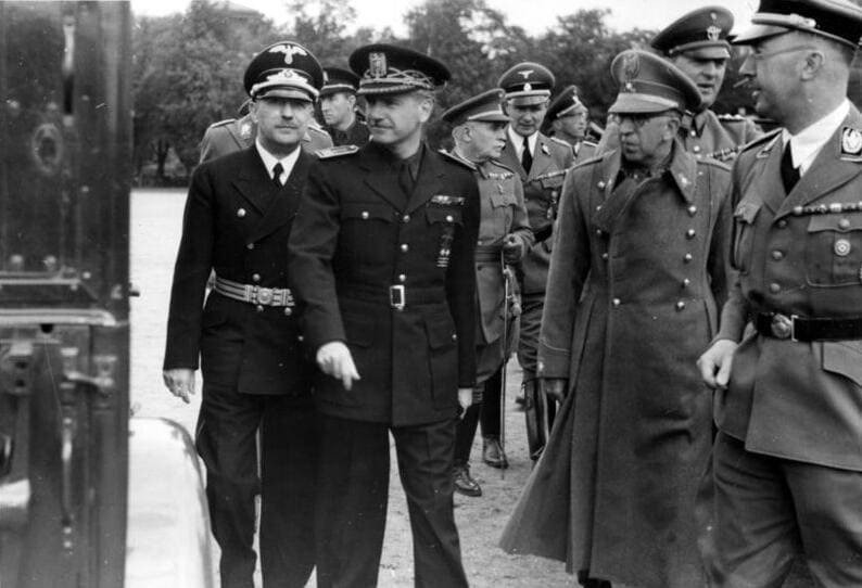 Ramon Serrano Suner camina junto a Heinrich Himmler y oficiales nazis en Berlin Lichterfelde.