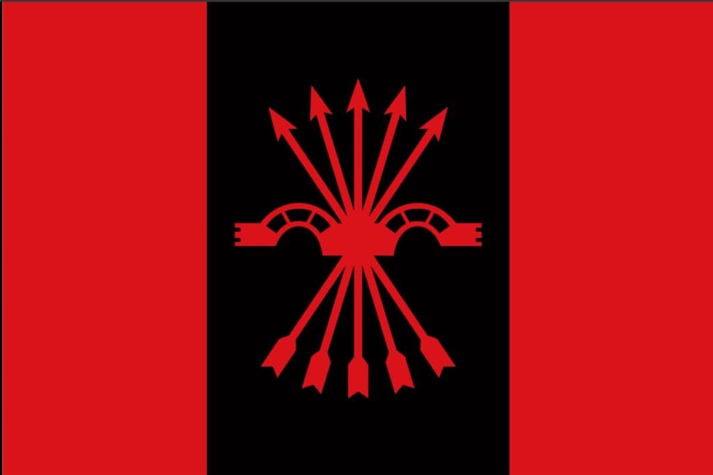 Bandera tricolor con franjas verticales roja, negra y roja luciendo en el centro el símbolo del yugo y las flechas del Cara al Sol.