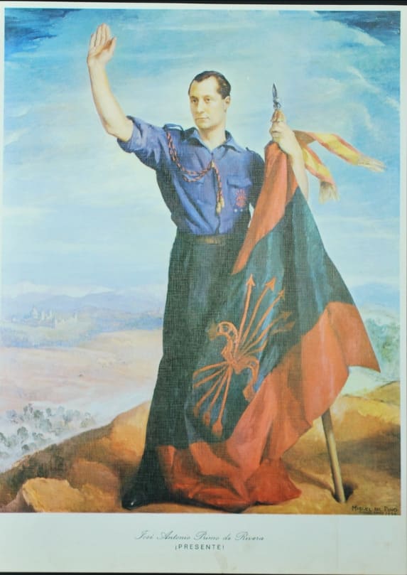Cuadro propagandístico de José Antonio Primo de Rivera con camisa azul haciendo el saludo fascista junto a la bandera falangista.
