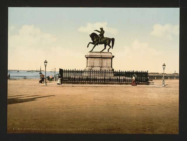 Estatua ecuestre monumental de Napoleón I en bronce sobre pedestal señalando hacia el mar en Cherburgo.
