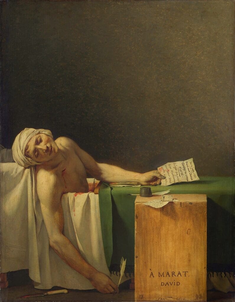 Retrato de Jean-Paul Marat yerto en una bañera tras su asesinato con una carta en la mano sobre fondo oscuro.