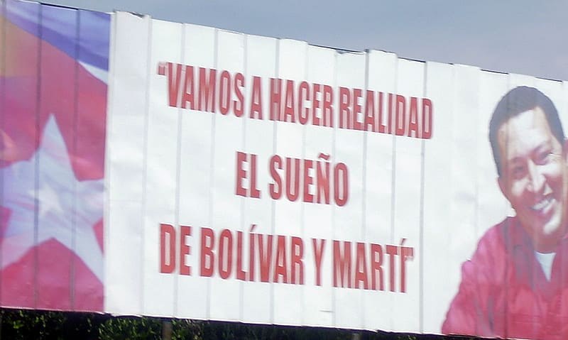 Cartel de propaganda chavista en Cuba con la bandera cubana y el texto Vamos a hacer realidad el sueño de Bolívar y Martí con Chávez.