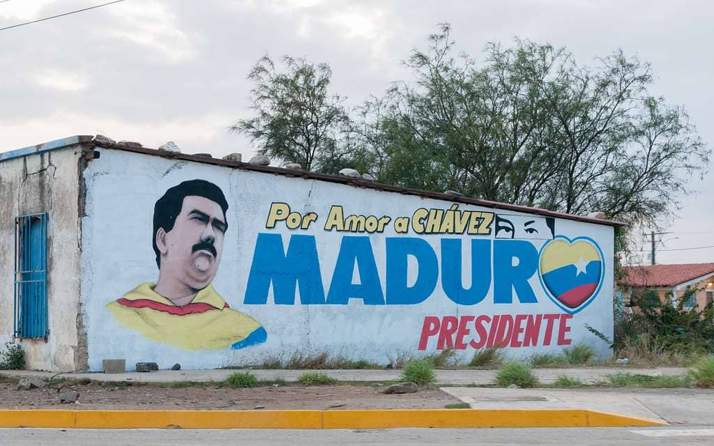 Mural en pared con la figura de Nicolás Maduro y la frase Por Amor a Chávez Maduro Presidente.